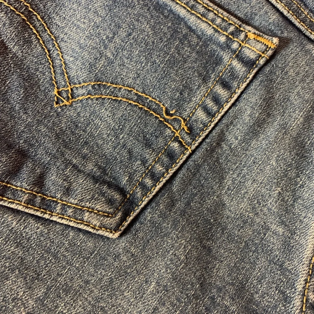 Levi's Medium Wash Roll Cuff Midi Shorts Women's Size 28 - Picture 7 of 7